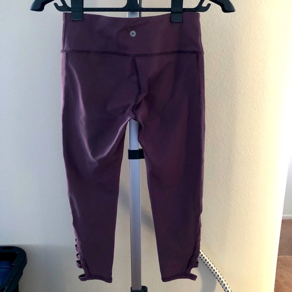Lavender Capri Yoga Pant with cutout design S - Picture 2 of 5